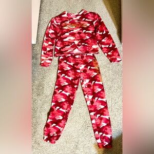 Bebe pink & burgundy girls camo sweatsuit. Size 10/12. Never worn. 2 piece set.